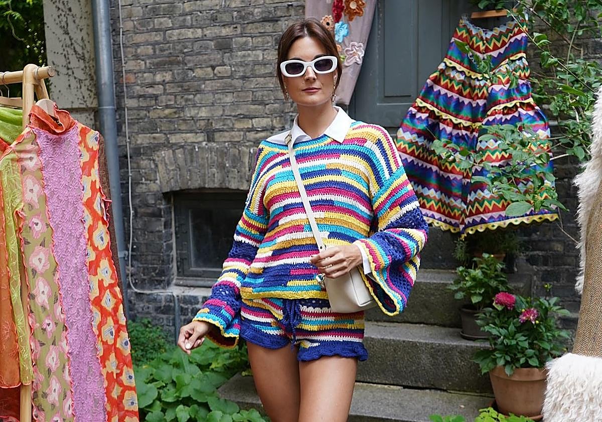 Imagen principal - Así combinan en Copenhagen Fashion Week los bolsos de esta marca española.