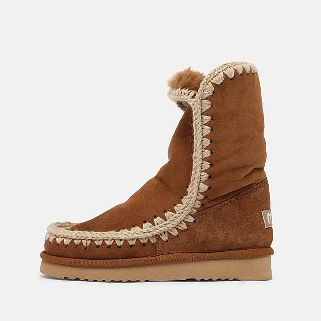 Bota tipo apres-ski con costuras vistas de MOU, 179,95 euros.