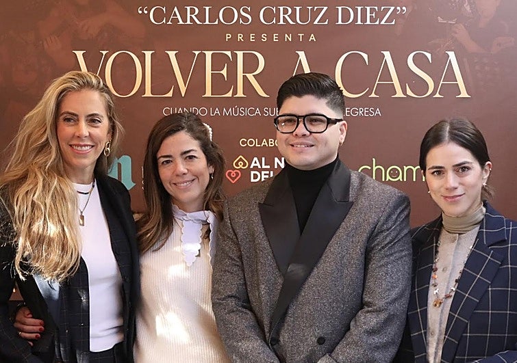 La empresaria, filántropa y socialité Johanna Müller-Klingspor, la emprendedora Daniela Goicoechea, el director de orquesta Manuel Jurado y la influencer Linda Sharkey en la presentación del concierto «Volver a casa».