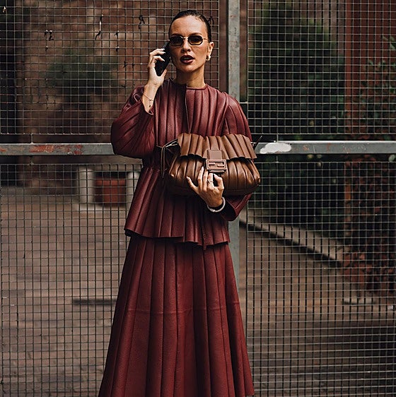 Faldas plisadas, la tendencia que conquista a las mejor vestidas y que puedes llevar con botas de tacón o con bailarinas