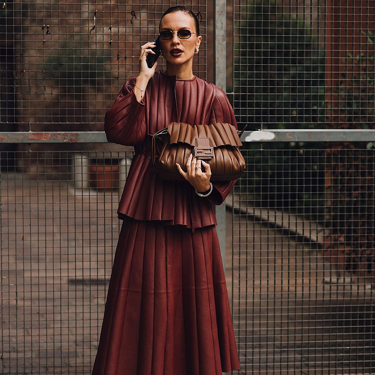 Mujer con falda plisada