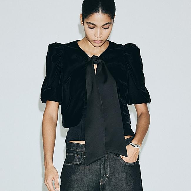 Top de terciopelo con hombreras, 29,99 euros.