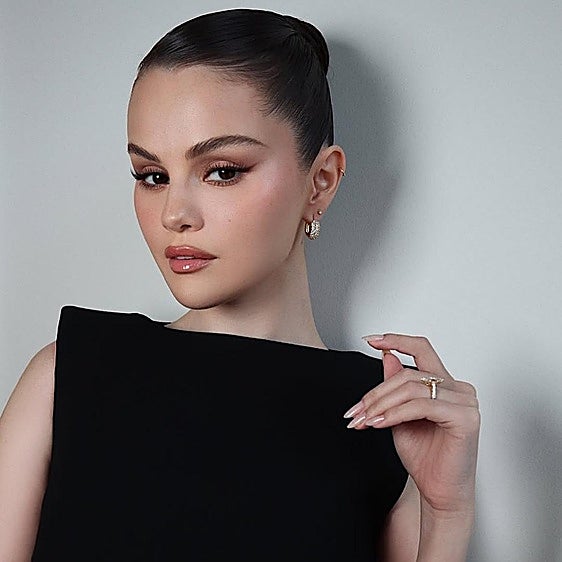 El truco para hacerte la manicura más elegante y buscada en casa: las uñas baby boomer más fáciles