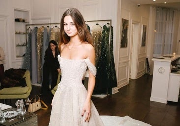 Eulalia de Orleans-Borbón probándose vestidos de Tony Ward.