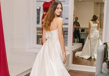 Carolina Lansing, la nieta de Carolina Herrera, una de las debutantes en París.