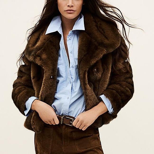 Abrigo corto marrón chocolate de ba&sh, 355 euros.