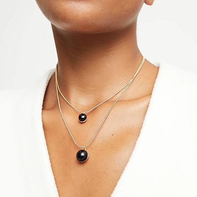 Collar doble dorado con ónix negro de UNOde50, 199 euros.