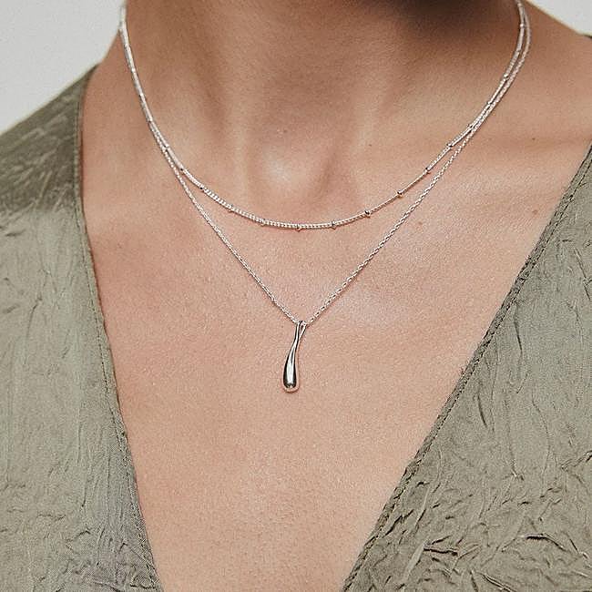 Collar doble plateado con mini cuentas y lágrima de Vidal&Vidal, 54 euros.