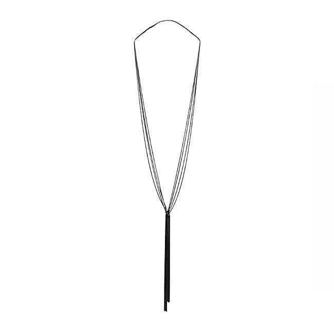 Collar minimalista negro de tiras largas de Adolfo Domínguez, 55 euros.