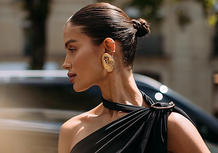 Mujer con pendientes XL