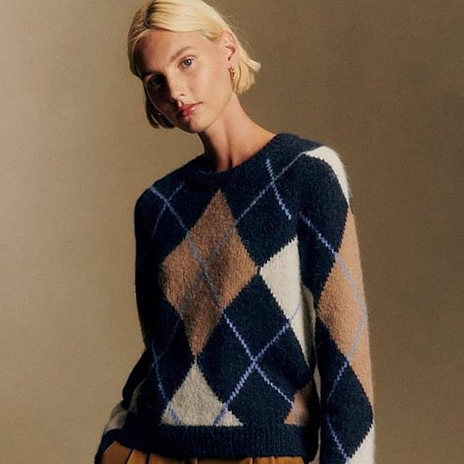 Jersey azul marino, beige y camel de Sézane, 120 euros.