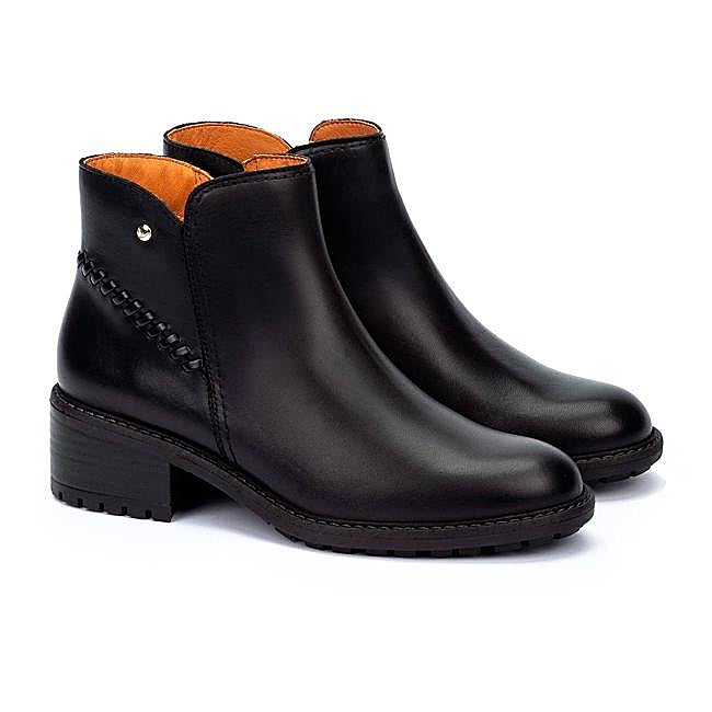 Botines con tacón cuadrado en negro de Pikolinos (129,95 euros).