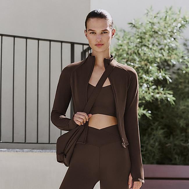 Mujer con un look deportivo.