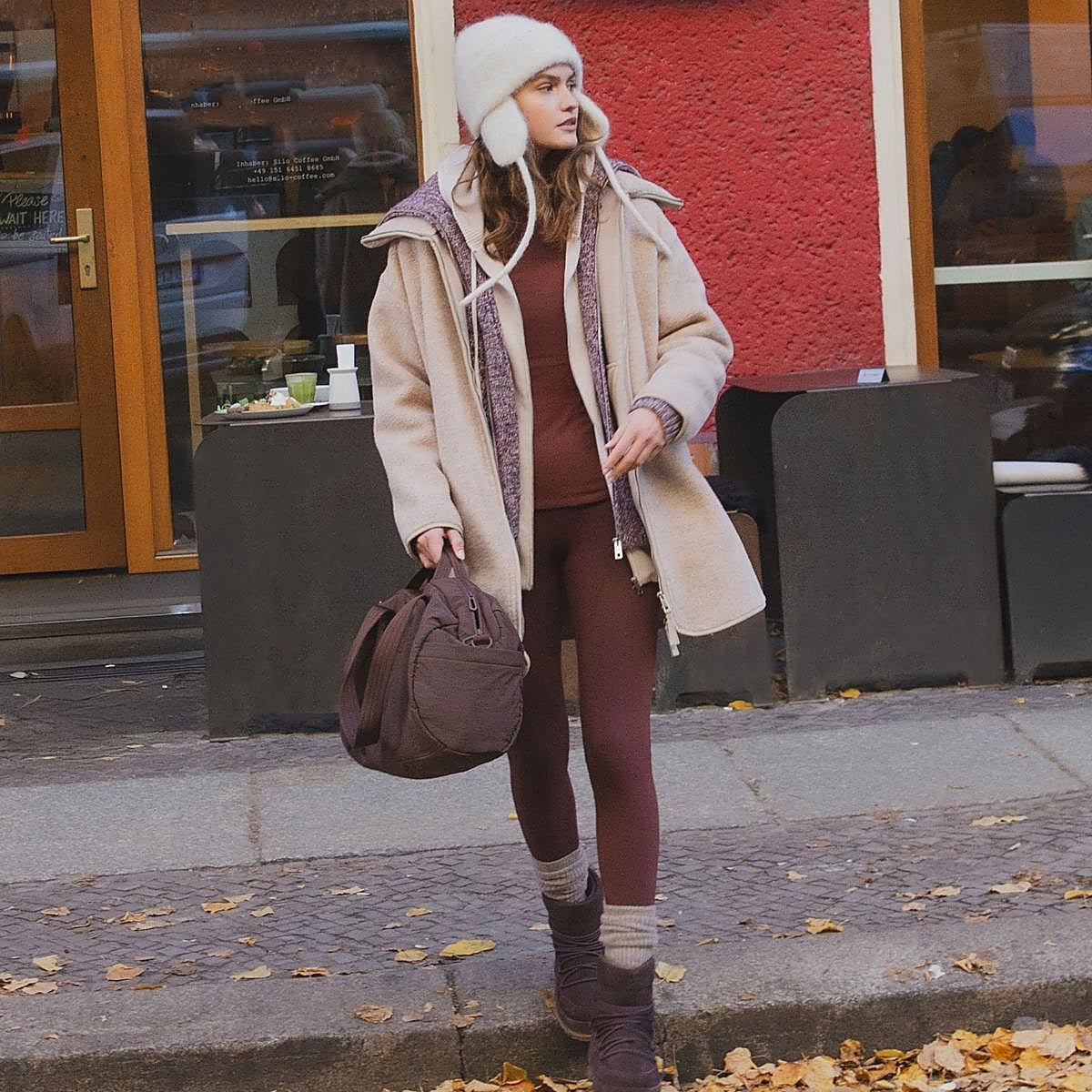 Mujer de camino a su entrenamiento.
