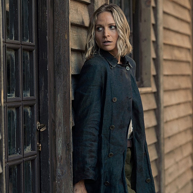 Iris (Niamh Algar) huye con la clave del arma que busca Beck, desatando a un juego del gato y el ratón por medio mundo.