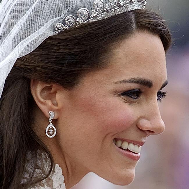 Los pendientes de diamantes de Robinson Pelham diseñados para la boda real.