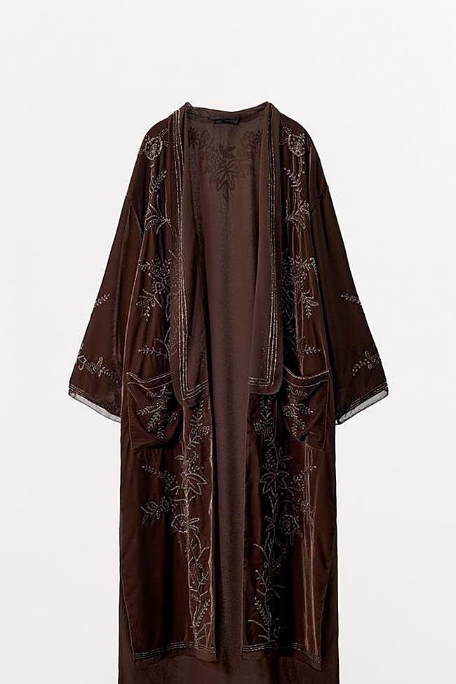 Kimono de terciopelo con abalorios de Zara.