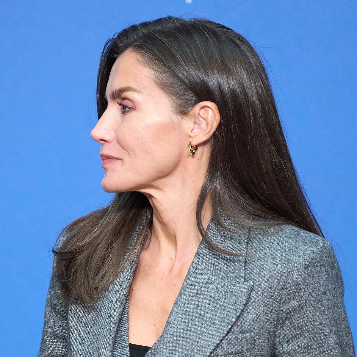 La reina Letizia con pendientes de Singularu.