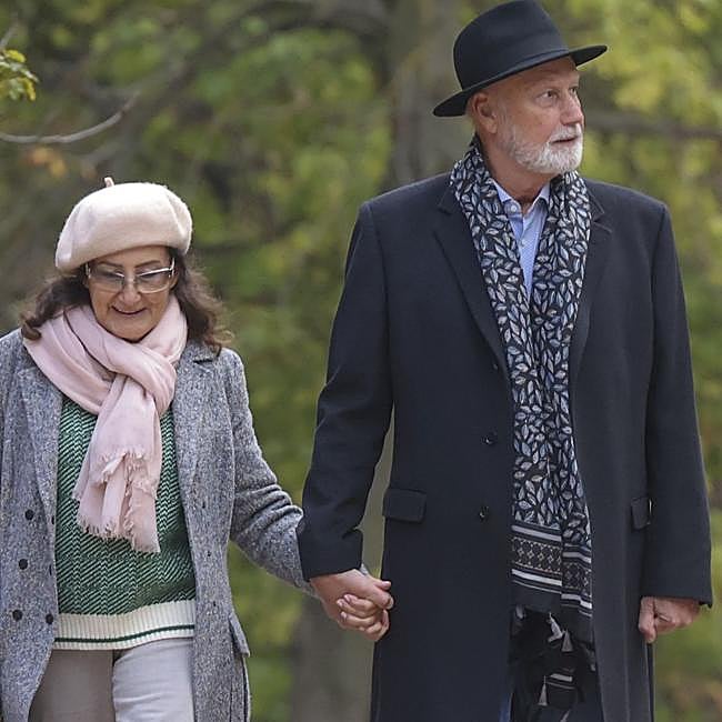 Paloma Rocasolano, con su novio, dando un paseo por El Retiro en Madrid.