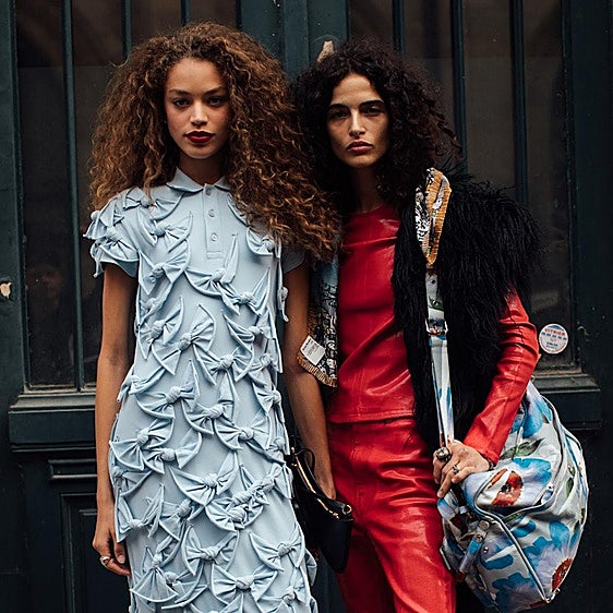 Estas son las prendas de colores que necesitas para alegrar tus estilismos los días de lluvia