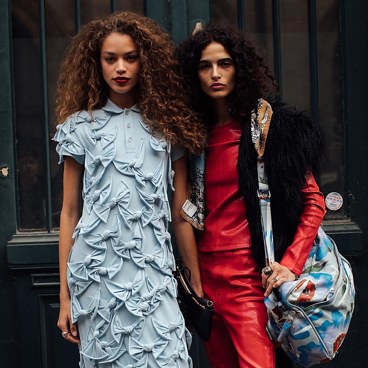 Mujeres vestidas con prendas de colores