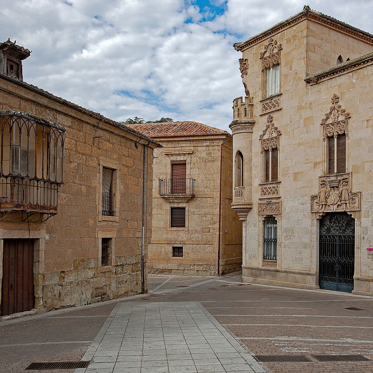 Un rincón con el palacio de la Marquesa de Cartago a la derecha.