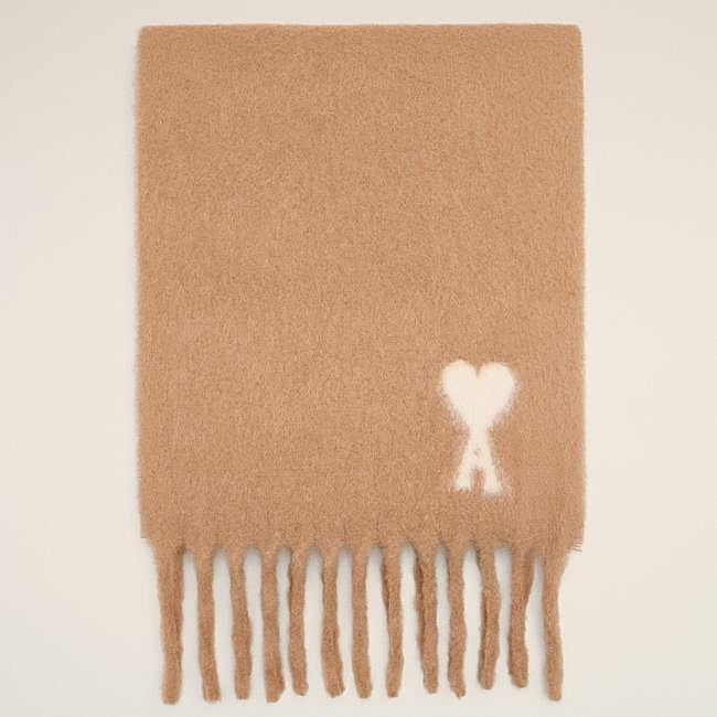Bufanda beige de Ami Paris, 290 euros.