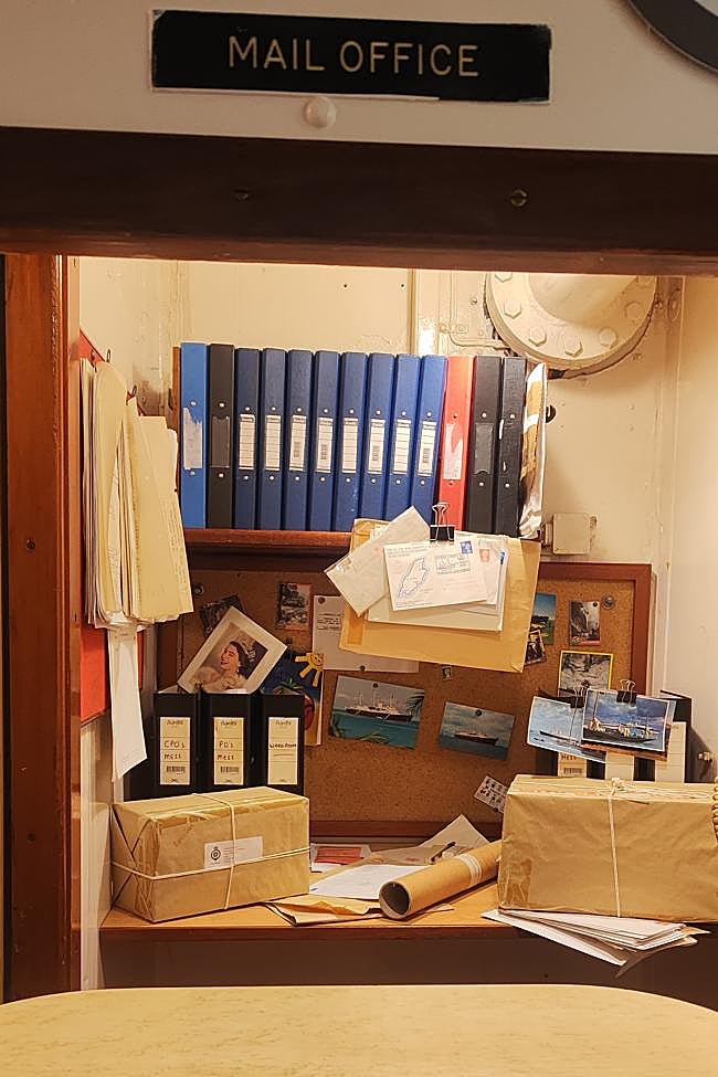 La oficina postal del HMY Britannia, el barco que sirvió 40 años a la familia real británica y puede visitarse en Escocia.