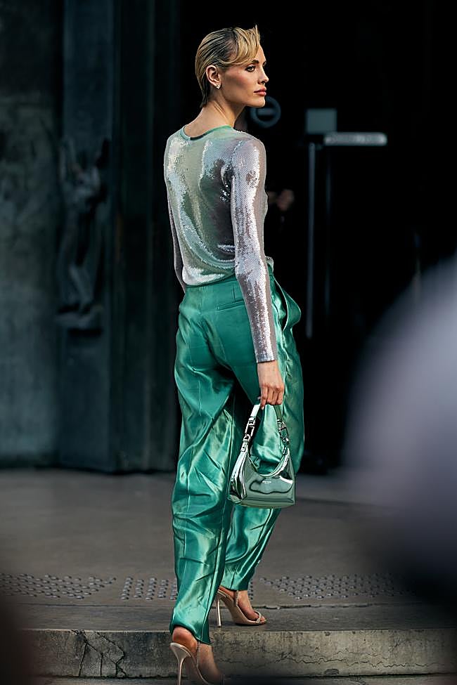 Look con pantalones verdes metalizados con lentejuelas.