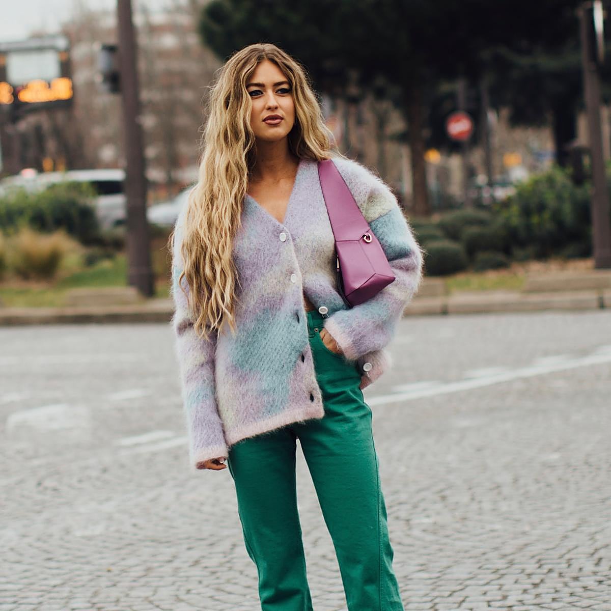 Look con cárdigan multicolor y pantalones verdes.