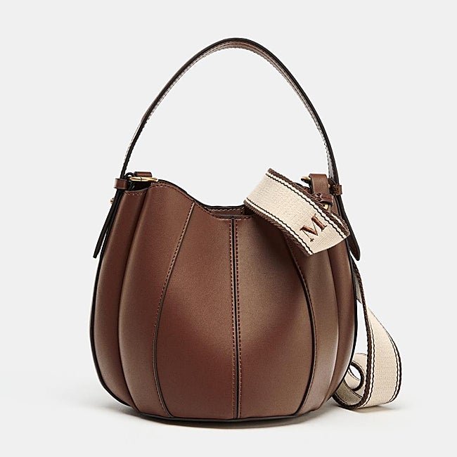 Bolso marrón de Zara (25,95 euros)