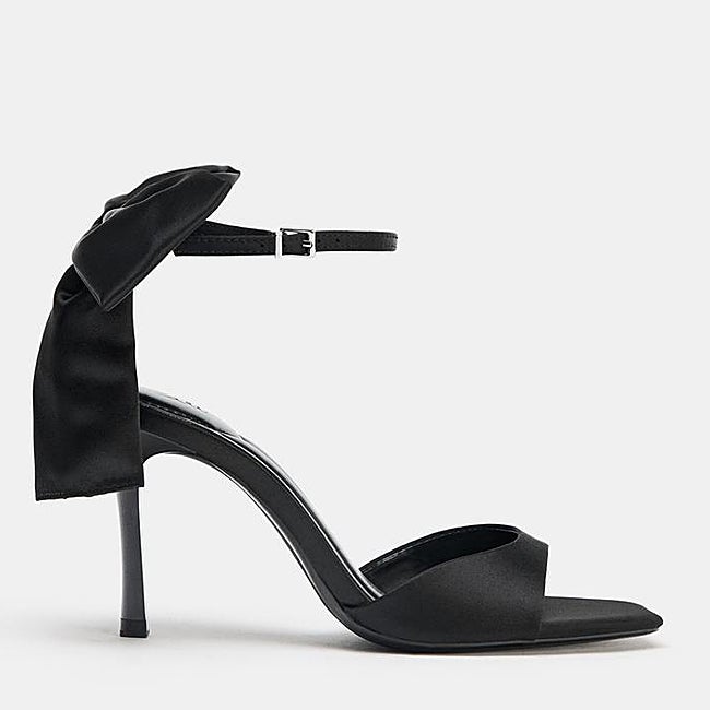 Sandalias negras de Zara (35,99 euros)
