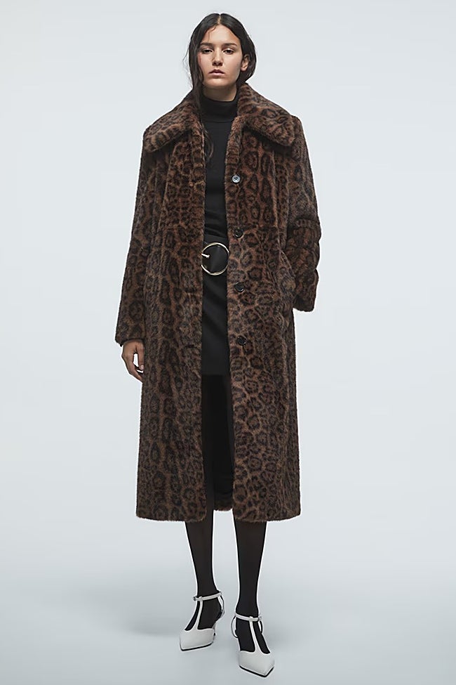 Abrigo con estampado de leopardo de Sfera (89,99 euros)