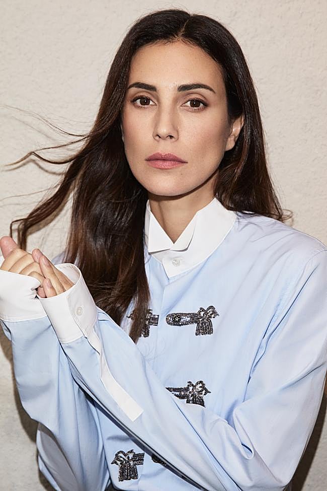 Sassa lleva camisa de popelín de algodón bordada, de Dior.