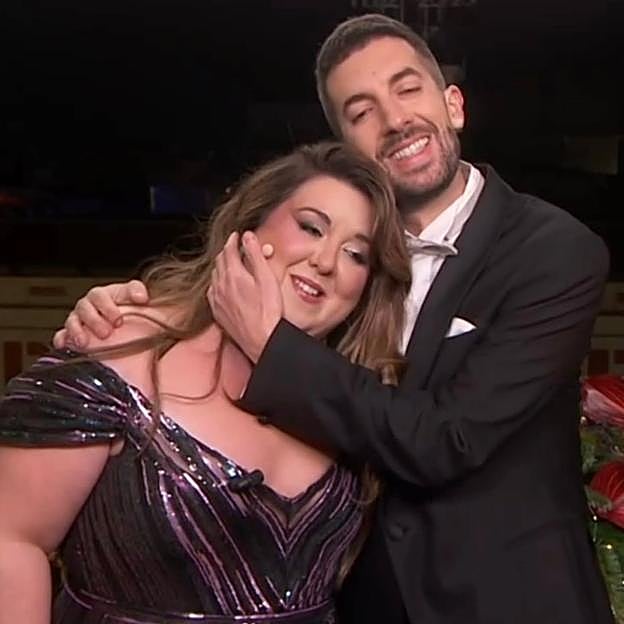 Lalachus, guapísima en las Campanadas 2024 con un vestido made in Spain: los detalles de su espectacular look de Nochevieja