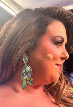 Imagen secundaria 2 - Lalachus con sandalias de Martinelli x Redondo Brand, anillos de Rígido y pendientes de Papiroga.