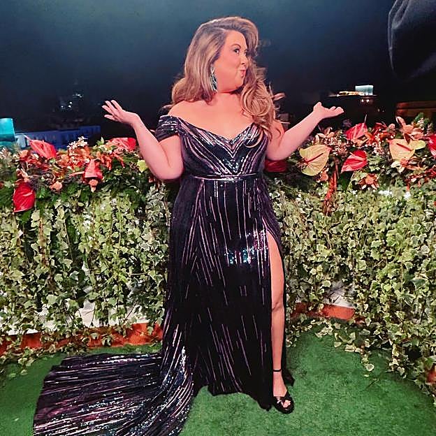 Imagen principal - Lalachus con sandalias de Martinelli x Redondo Brand, anillos de Rígido y pendientes de Papiroga.