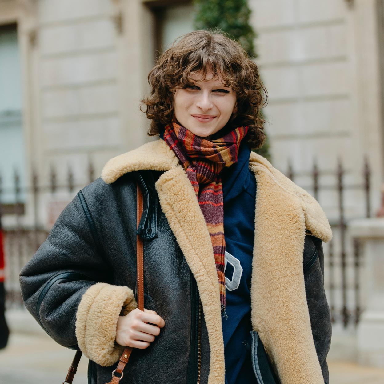 El abrigo de doble faz es una de las tendencias favoritas del invierno 2025.