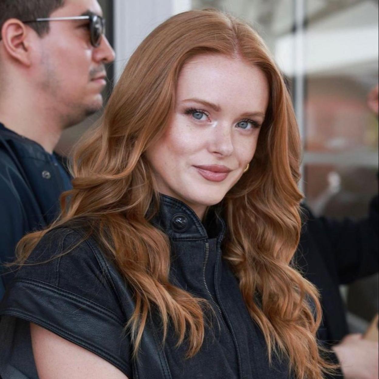 Abigail Cowen con cabello bonito de peluquería