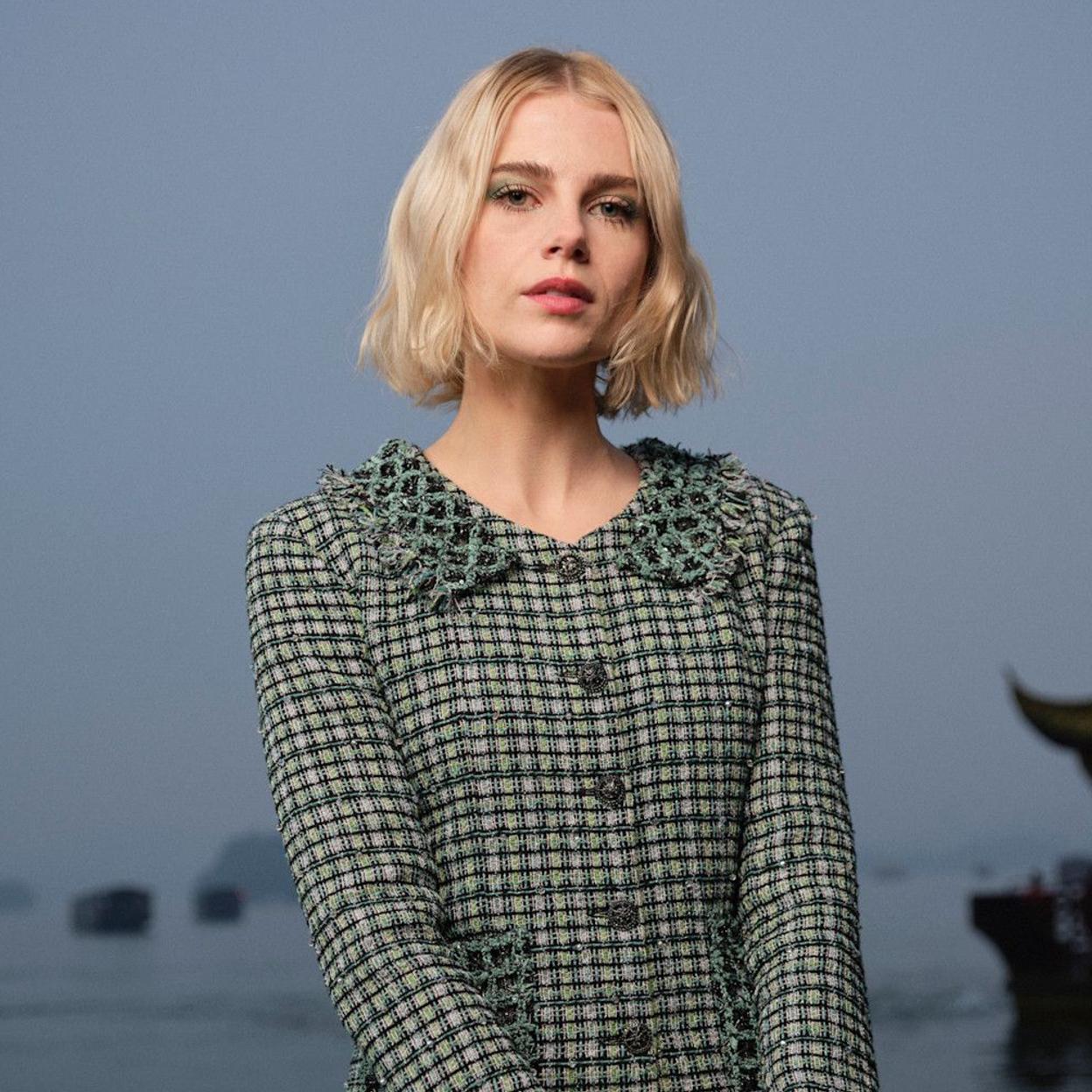 Lucy Boynton con corte de pelo tendencia para 2025