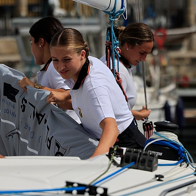 La princesa Leonor, de maniobras náuticas en Marín. 