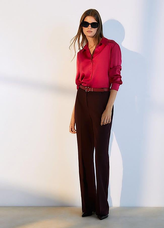 Imagen - Pantalones de vestir flare en tono burdeos