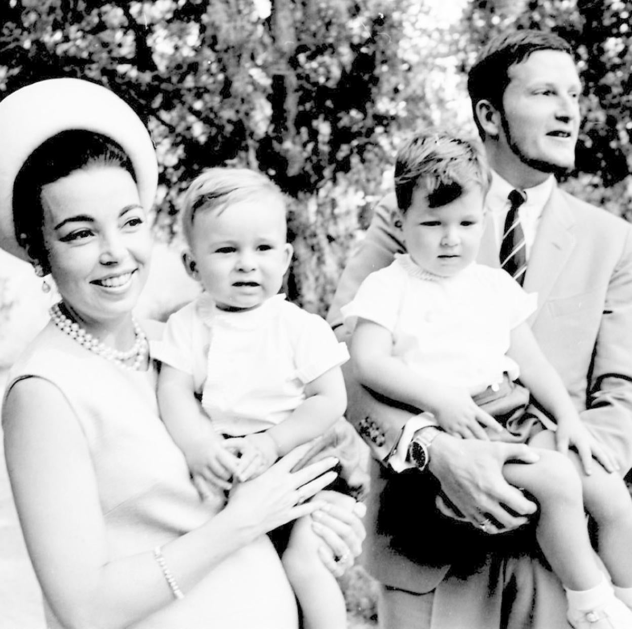 Margarita Gómez-Acebo y Simeón de Bulgaria, con dos de sus cinco hijos. 