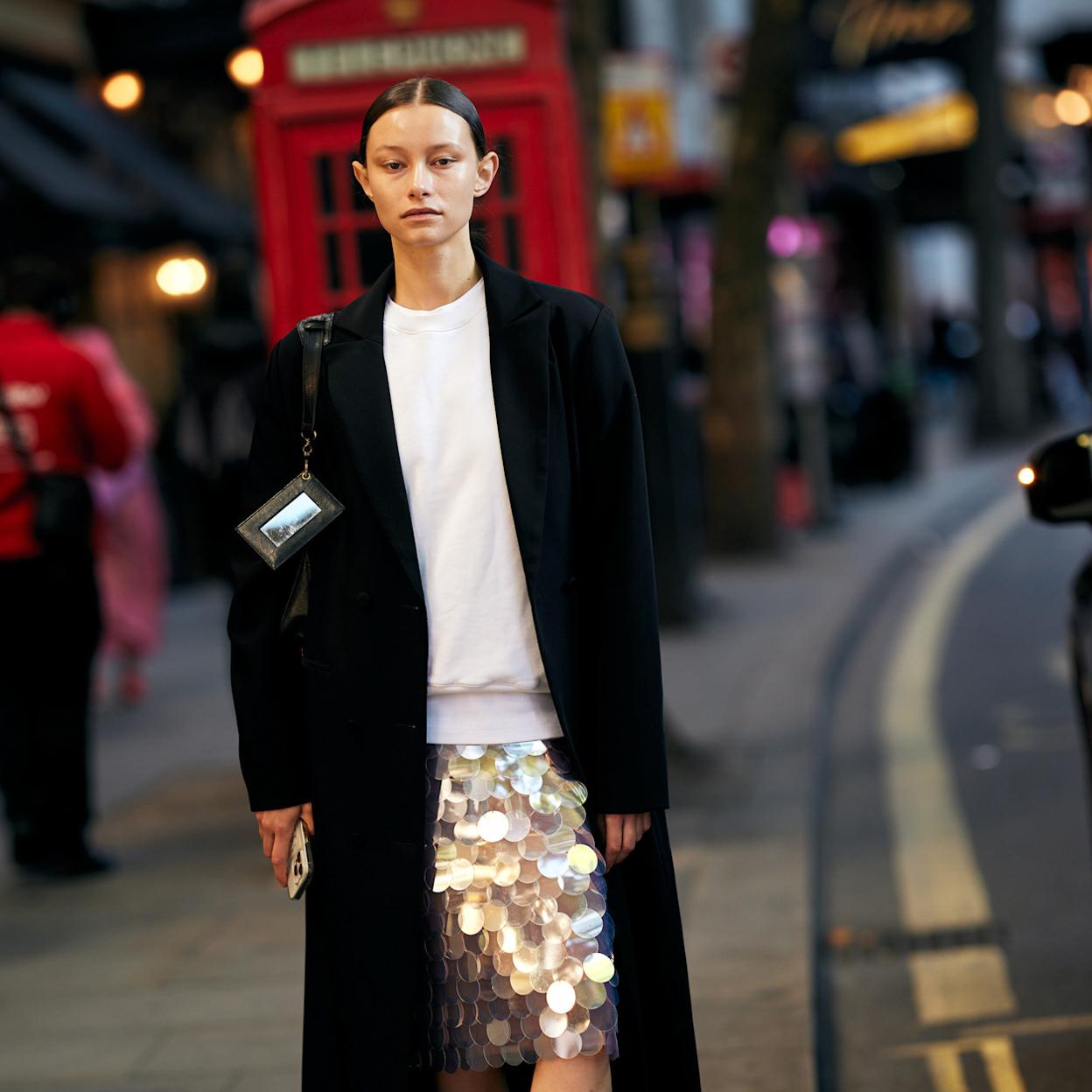 Estas son las sudaderas que mejor sientan con falda midi