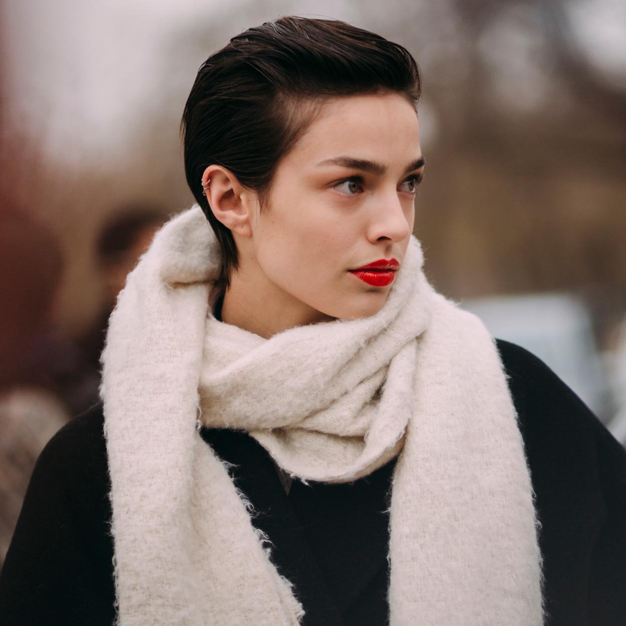 Una modelo con los labios rojos en el street style de París.