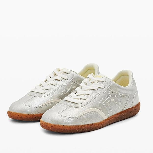 Zapatillas plateadas de Desigual.