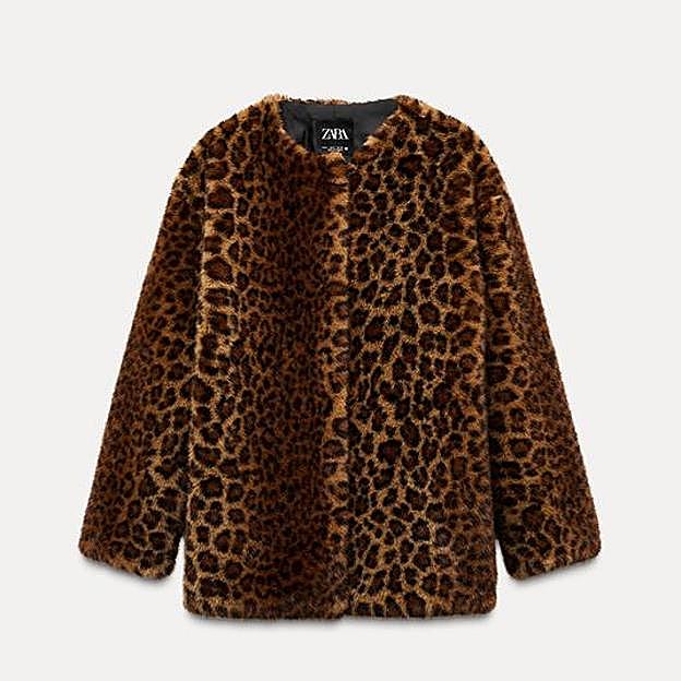 Imagen principal - Abrigo efecto pelo estampado animal de Zara (59,95€)/ Cazadora efecto pelo solapa de Bershka (69,99€)/ Abrigo de pelo de mujer largo con solapas y botones de Lauren Ralph Lauren (429€ en El Corte Inglés)