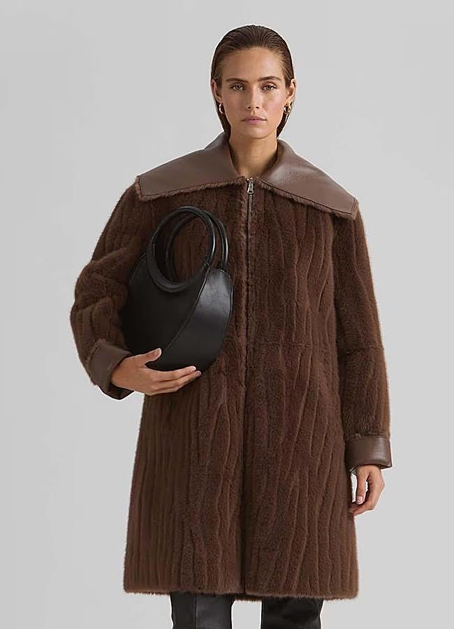 Imagen - Abrigo marrón chocolate con solapa de Simorra, 288 euros.