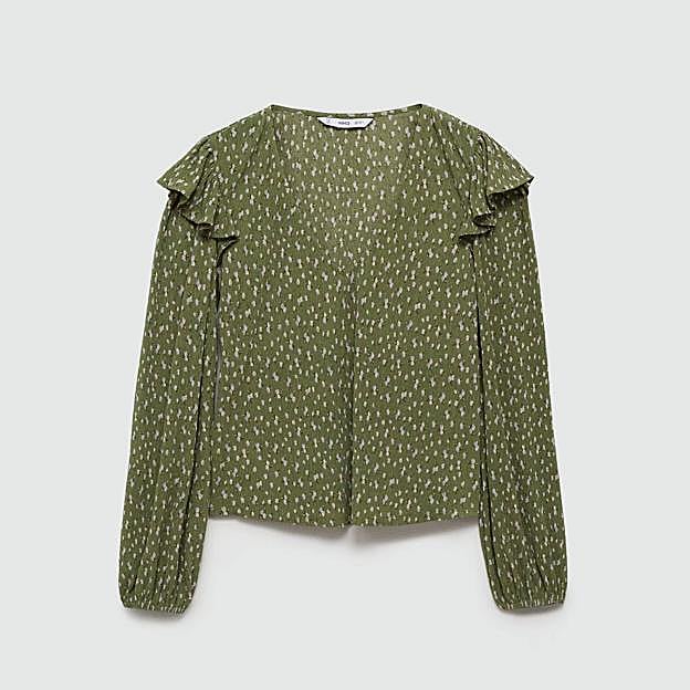 Imagen principal - Blusa estampada volantes de Mango (15,99€)/ Blusa romántica capa ZW Collection (39,95€)/ Blusa de algodón con jaretas de H&M (27,99€)
