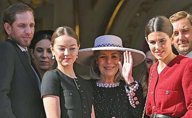 Carolina de Mónaco, junto a sus cuatro hijos: Andrea, PIerre y Carlota Casiraghi, y a su lado, Alexandra de Hannover. 